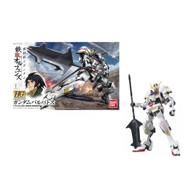 Modelo de plástico Gundam Barbatos branco com lança preta e imagem da embalagem com texto em japonês.