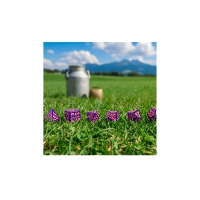 Dados poliédricos roxos com números rosa dispostos na relva com jarros e montanhas ao fundo