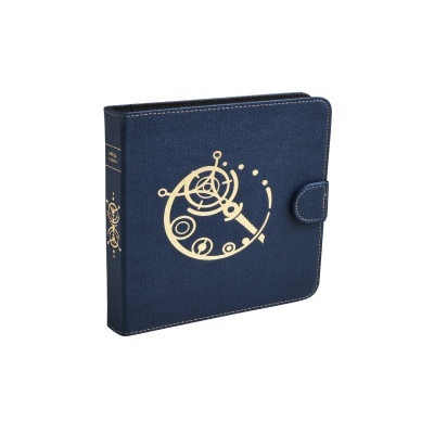 Capa azul escura para livro com design dourado abstrato e fecho com botão.