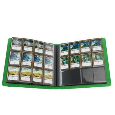 Livro verde aberto com páginas plásticas exibindo cartas colecionáveis coloridas com bordas douradas