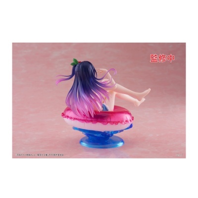 Figura de anime com cabelo roxo e rosa sentada numa bóia cor de rosa