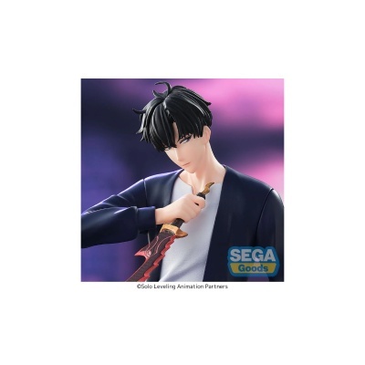 Figura colecionável de personagem masculino a segurar uma espada com fundo roxo