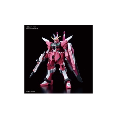 Figura robô modelo Gunpla Gundam com arma e escudo sobre fundo preto