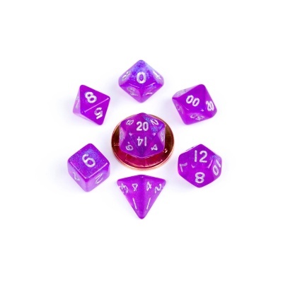 Conjunto de dados de jogos role-playing roxo translúcido com números brancos sobre moeda