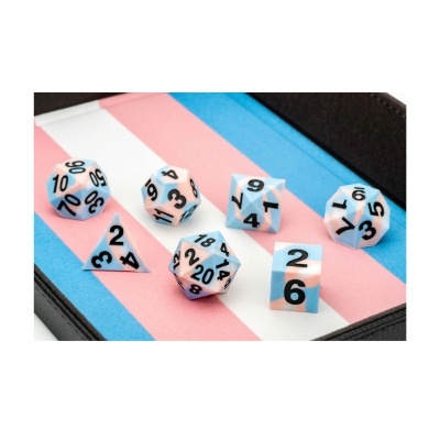 Dados multifacetados azul, branco e rosa com números a preto sobre superfície riscada azul, rosa e branco.