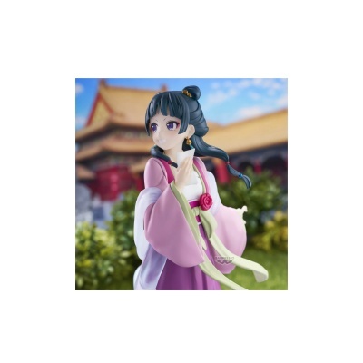 Figura feminina em vestido tradicional rosa e roxo segurando papel branco