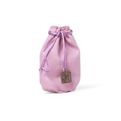 Saco de pele rosa com fecho de cordão e medalha