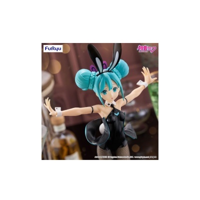 Figura anime com cabelo azul, fato coelhinha preto e acessórios brancos.