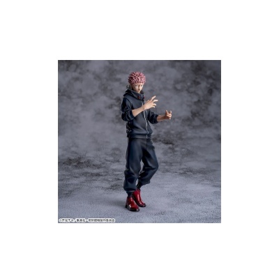 Figura de ação de personagem com cabelo cor de rosa e roupa preta