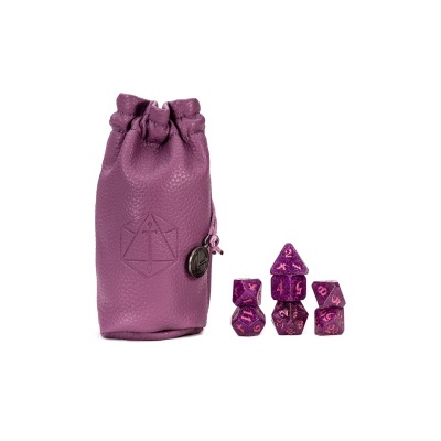Conjunto de dados poliédricos roxos e estojo roxo em couro sintético.