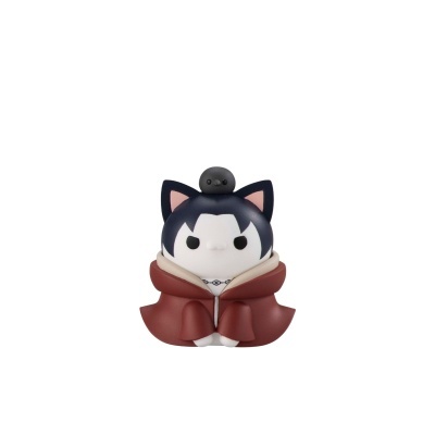 Figura de vinil gatinho com roupa vermelha e pequeno personagem preto na cabeça