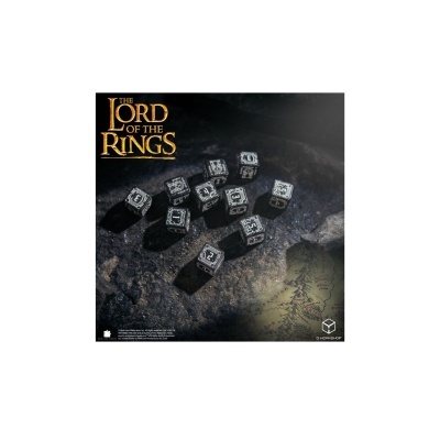 Dados pretos decorativos e título The Lord of the Rings com mapa ao fundo