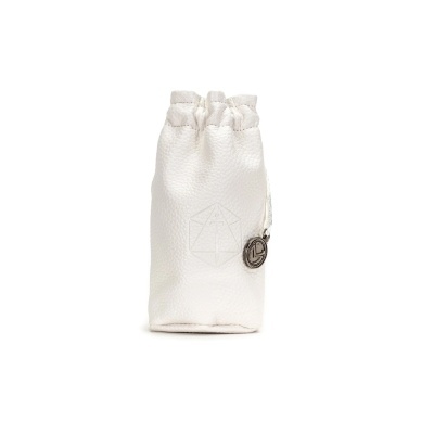 Saco branco de pele com fecho e pendente metálico.