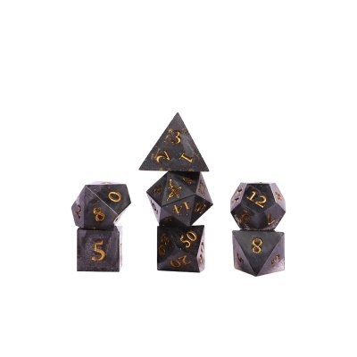 Conjunto de dados para jogos de mesa preto com números dourados sobre fundo branco.