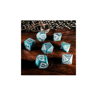 Dados poliedros azuis e prateados com corrente em fundo