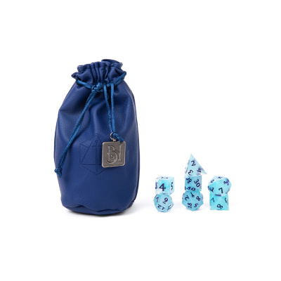 Saco de couro azul escuro com conjunto de dados azul translúcido e numerados