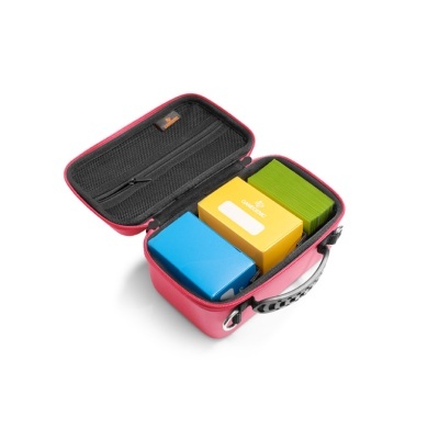 Mala vermelha aberta com blocos coloridos dentro