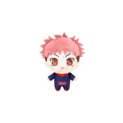 Peluche com cabelo rosa esponjoso e roupa azul escura com caracteres asiáticos vermelhos