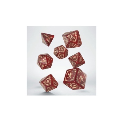 Dados de RPG vermelhos com números dourados num fundo branco.