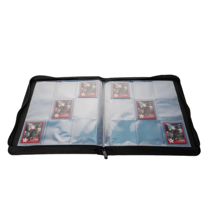 Álbum de cartas desportivas com capa preta aberto a mostrar cartas em plastificados