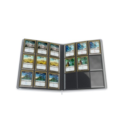 Álbum aberto com cartas de jogo coloridas em plástico preto