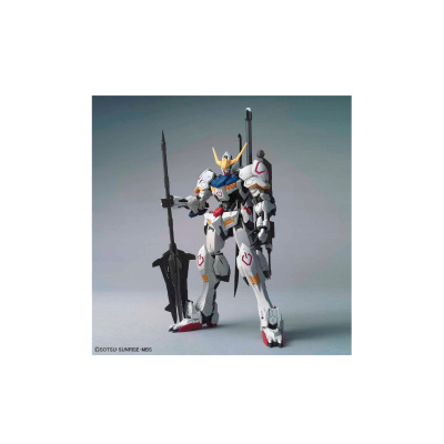 Figura de robô articulado futurista branco, azul e amarelo com lança preta