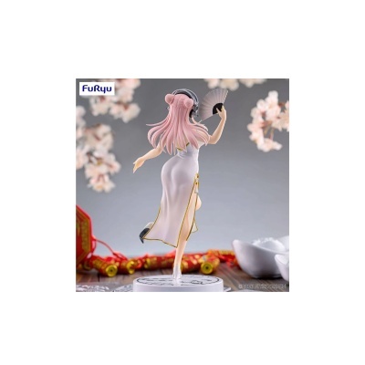 Figurina de personagem feminina com vestido branco e leque