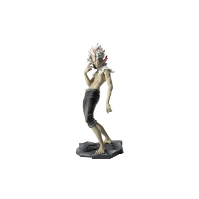 Figura colecionável de personagem com cabelo branco e vermelho, calças escuras, base em pedra quebrada.
