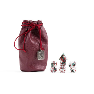 Bolsa de couro bordeaux com dados poliedros transparentes ao lado.