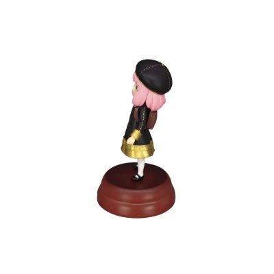 Figurina de personagem com cabelo cor-de-rosa e roupa preta com detalhes dourados em base castanha