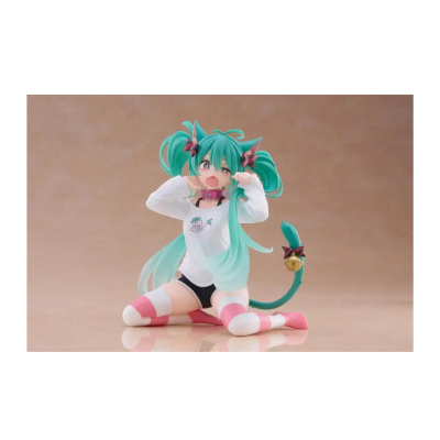 Figurina anime de cabelo verde com roupas brancas e rosa, orelhas e rabo de gato