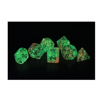 Dados poliedro fluorescentes verdes com números pretos sobre fundo preto