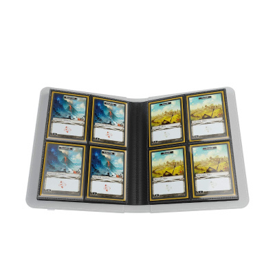 Álbum aberto com cartas Magic the Gathering em bolsas plásticas.