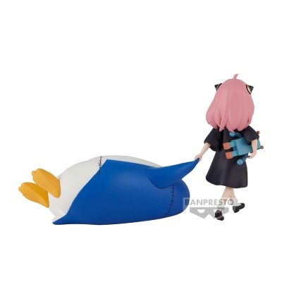 Figura de personagem anime com cabelo rosa a puxar peluche de pinguim azul e branco