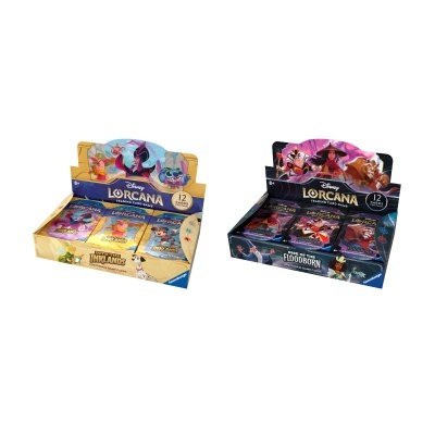 Dois expositores de cartas colecionáveis Disney Lorcana com embalagens coloridas.