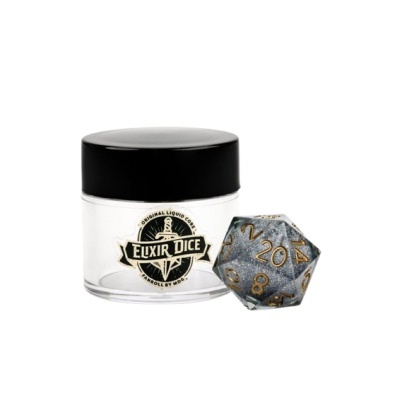 dado poligonal cinzento com números dourados ao lado de recipiente transparente com tampa preta rotulado ELIXIR DICE