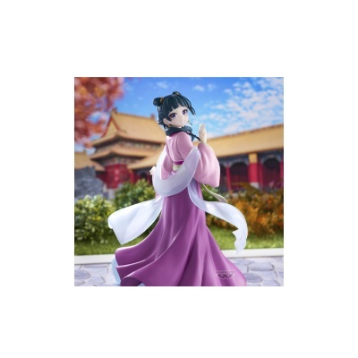 Figura anime com vestido rosa e faixa branca, cabelo preto, fundo de construção asiática