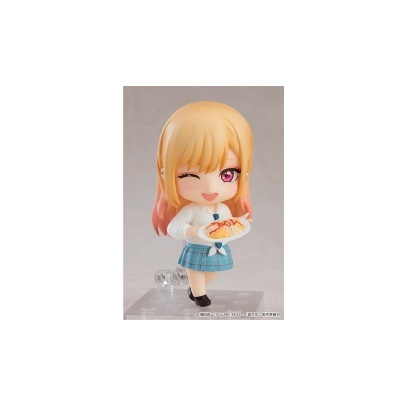 Figura anime loira com saia azul segurando prato com omelete e molho