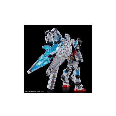 Modelo de robô Gundam com armadura branca e asas azuis em fundo preto