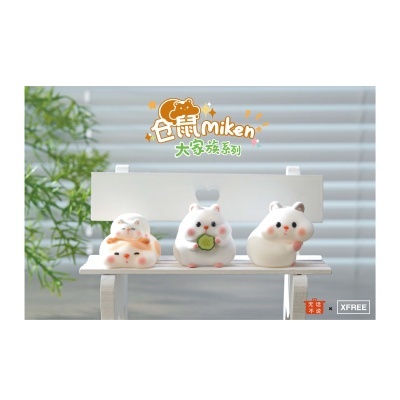 Conjunto de três figuras decorativas de animais de cerâmica brancas e laranjas com bochechas rosadas