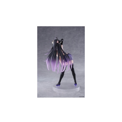 Figura colecionável feminina com cabelo longo preto e roxo, roupa roxa e preta, sobre base transparente