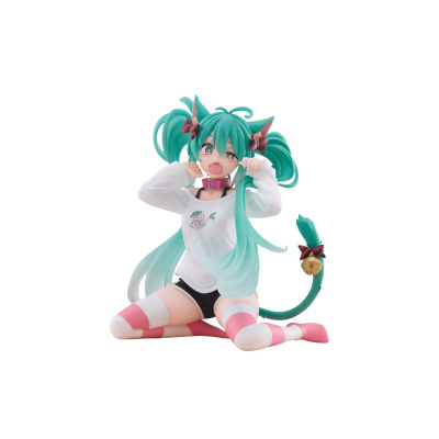 Figura colecionável anime feminina com cabelo verde, orelhas e cauda de gato, vestindo camisola branca e meia calça às riscas rosa e branca.