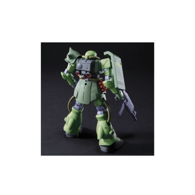 Figura robô verde com armadura, escudo e arma em fundo preto