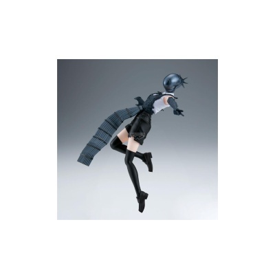 Figura de personagem anime com roupa preta e branca e casaco cinzento segmentado.