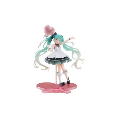 Figura anime com vestido branco e balão coração rosa em base rosa