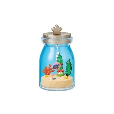 Frasco de vidro azul com tampa dourada e decoração subaquática