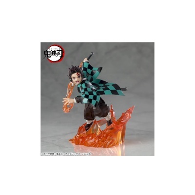 Figurine de personagem com quimono xadrez verde e preto e espada com chamas laranja translúcidas