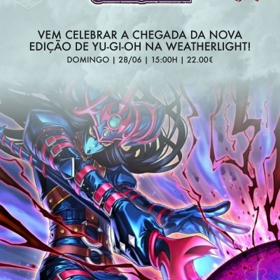 Personagem de Yu-Gi-Oh! em traje azul e vermelho com energia violeta em fundo promocional com texto em português.