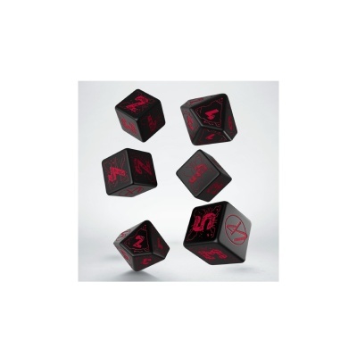 Dados de jogo pretos com números e símbolos vermelhos em fundo branco
