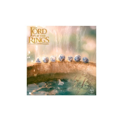 Conjunto de dados multifacetados brancos com números azuis e o logotipo The Lord of the Rings ao fundo